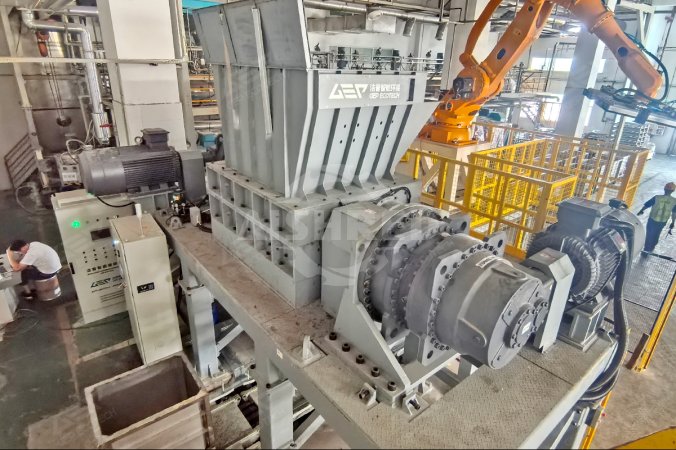 Dual Shaft Shredder Used in CuO Production Line Project in Guangdong, China