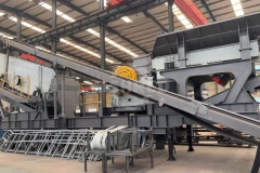 Which manufacturer offers more flexible customised mobile crushing and screening solutions?