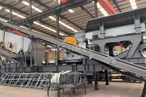 Which manufacturer offers more flexible customised mobile crushing and screening solutions?
