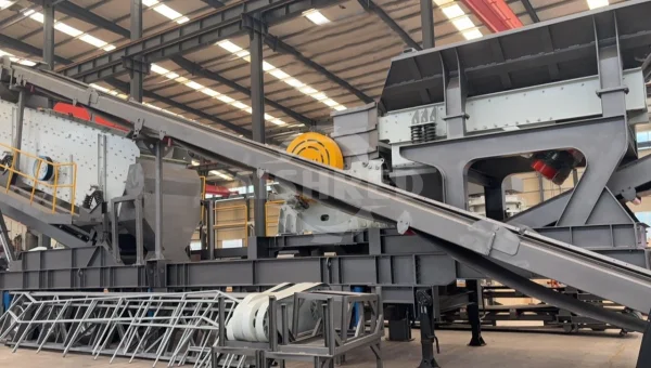 Which manufacturer offers more flexible customised mobile crushing and screening solutions?