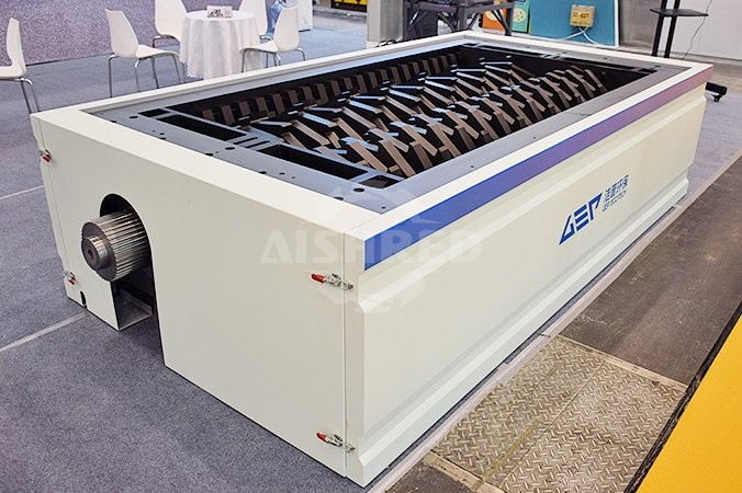 GEP ECOTECH GD series dual shaft shredder processing composite blade material