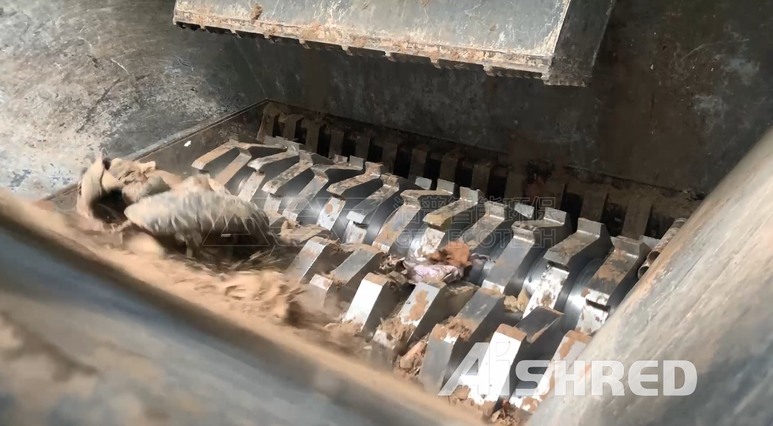 Twin-Shaft Shredder Crushes Concrete Waste