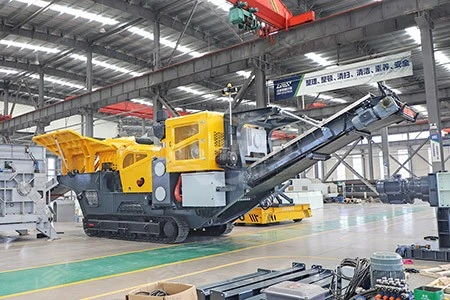 Triturador móvel a diesel sobre esteiras para reciclagem de RSU e RCD com capacidade de 5–10 t/h
